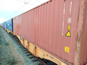 Vue d'une navette ferroviaire prête au départ